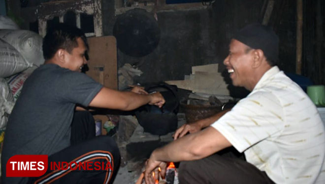 Tuarjo, orang tua asuh, menyiapkan minuman hangat Jaesu untuk Satgas TMMD Banjarnegara. (foto: ajp timesindonesia)