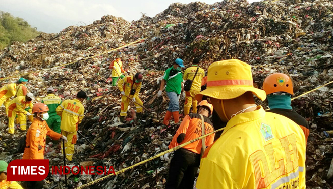Susana pencarian korban sampah longsor di TPA Supit Urang Kota Malang (Foto: Imadudin M/TIMES Indonesia)