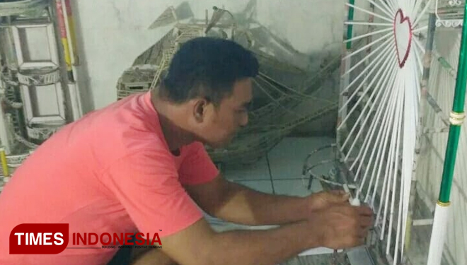 Mukhid, 38, warga Dusun Baleono, Desa Sendang, Kecamatan Senori, Kabupaten Tuban sedang membuat kerajinan dari koran bekas. Jumat (13/7/2018). (FOTO: Ali/TIMES Indonesia)
