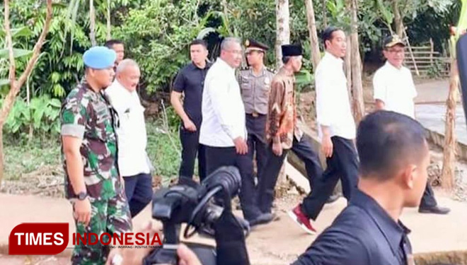 Presiden Saat Meninjau Desa Gelebak, Banyuasin (FOTO: Fuad/TIMES Indonesia)