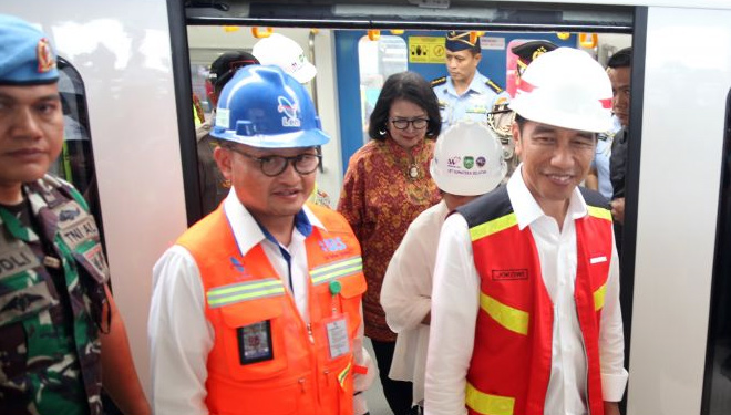 Presiden saat keluar dari LRT Palembang di stasiun Jakabaring (FOTO: Istimewa)