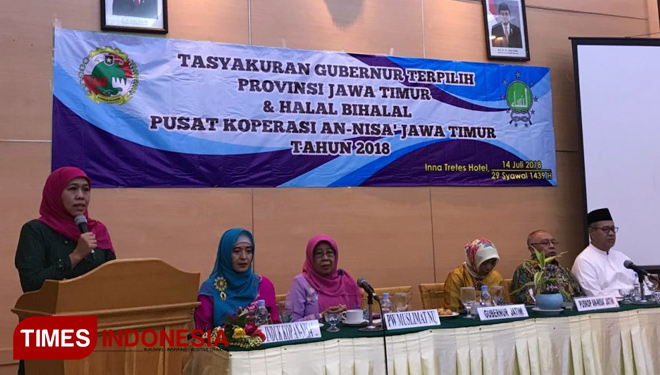 Gubernur Jawa Timur terpilih, Khofifah Indar Parawansa, saat menghadiri acara tasyakuran dan halal bihalal pusat koperasi An-nisa. Pasuruan,Sabtu (14/7/2018). (FOTO: Nasrullah/TIMES Indonesia)