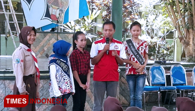Sidik, Nadiva, Khansa dan duet MC Amel-Tiara dalam roadshow Red Model Goes to School di SMPN 2 Sumberpucung (FOTO: TIMES Indonesia)