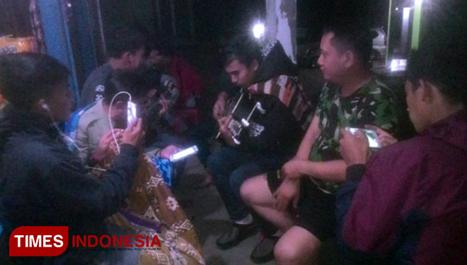Anggota Satgas TMMD Reg 102 meluangkan waktu berkumpul bersama pemuda-pemuda Desa Pasegeran (FOTO: ajp.TIMES Indonesia)