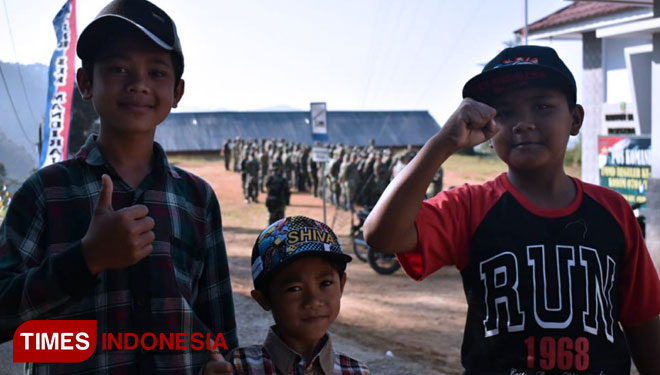 Ilham (12), Andi (10) yang memakai kaos bertuliskan “RUN” dan Santoso (8) (FOTO: ajp.TIMES Indonesia)