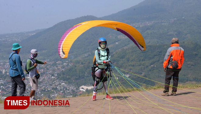 Suasana Paragliding Accuracy World Cup di Kota Batu (FOTO: Adhitya Hendra/TIMES Indonesia)