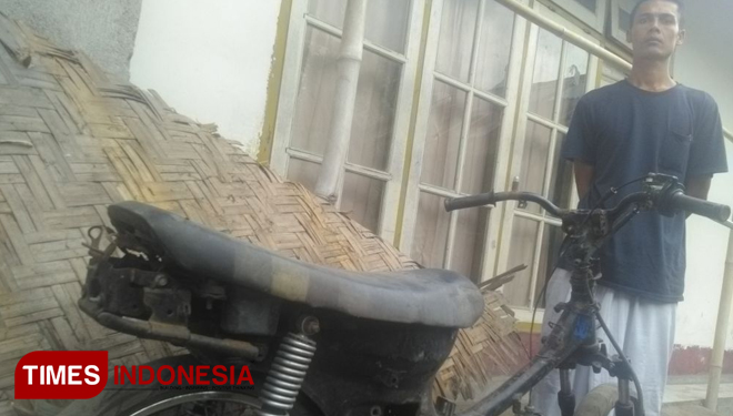 Lalu Ma'rif (27) kakak kandung Lalu Mohammad Zohri sedang memperlihatkan motor milik adiknya. (FOTO: Istimewa/TIMES Indonesia)