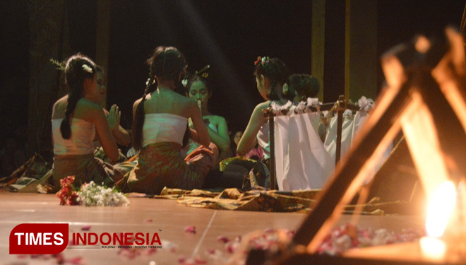 Permainan Nini Dhiwut dimainkan oleh komunitas sanggar teater Mlasti Blitar. (FOTO: Mlasti for TIMES Indonesia)