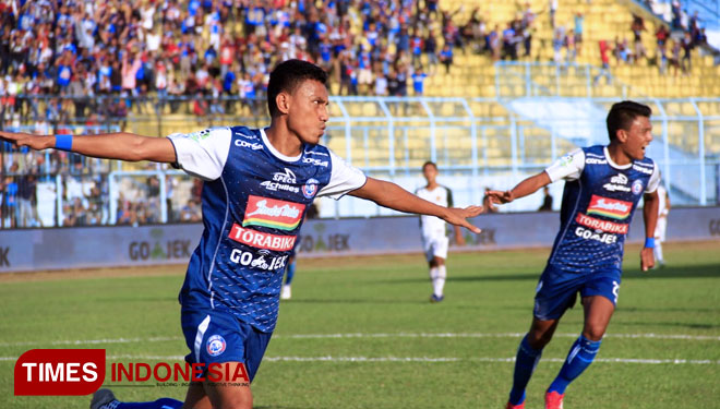 Rivaldi Bawuo usai mencetak gol pada laga Arema FC melawan PS Tira pekan ke 16 Liga 1 2018  di Stadion Kanjuruhan, Kabupaten Malang, Jawa Timur, Minggu (15/7/2018). (FOTO: Tria Adha/TIMES Indonesia)