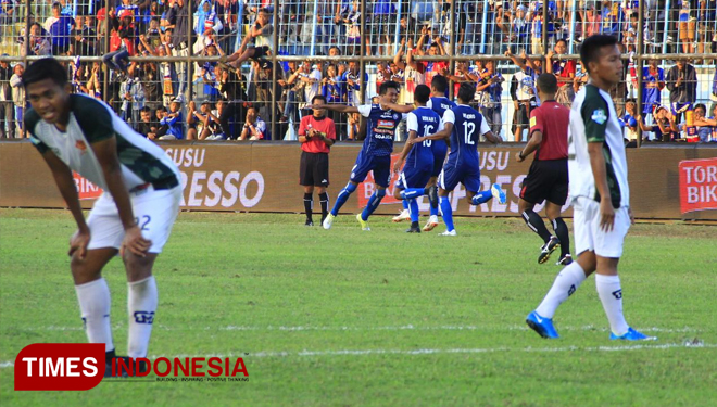 Selebrasi Alfarizi sebagai pencetak gol ke 2 untuk Arema FC. Minggu, 15/7/2018. (FOTO: Tria Adha/TIMES Indonesia)