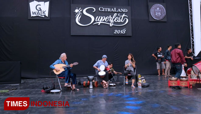 Kemeriahan CitraLand Superfest dimulai dari kemarin sore, dengan tampilan atraksi barongsai serta perkusi kolaborasi seniman internasional dan lokal, Sabtu (14/7/2018).(FOTO: Lely Yuana/TIMES Indonesia)