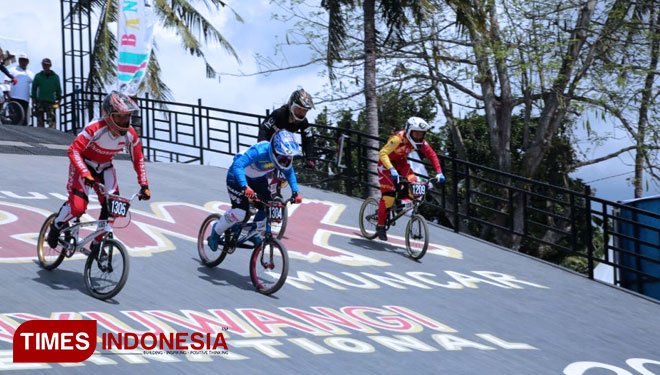 Wiji Lestari saat mengikuti balapan di Sirkuit Muncar dalam gelaran Banyuwangi International BMX, pada Sabtu (14/7/2018). (FOTO: Rizki/TIMES Indonesia)