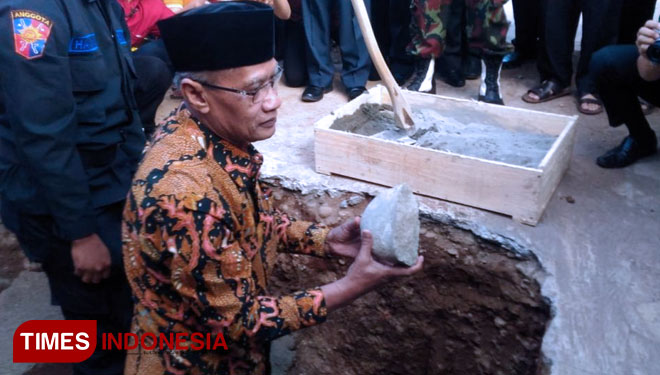 Ketua Umum Pimpinan Pusat Muhammadiyah, Haedar Nasir, saat meletakkan batu pertama pembangunan gedung Pimpinan Daerah Muhammadiyah Kabupaten Banyumas di Purwokerto (FOTO: Tegar For TIMES Indonesia)