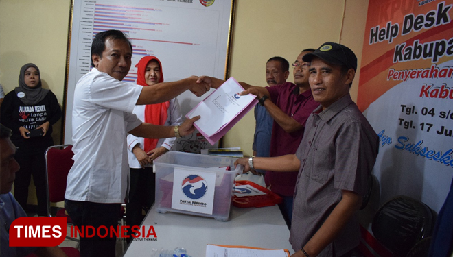 ILUSTRASI: Partai Perindo saat menyerahkan berkas pendaftaran ke KPU Jember. (FOTO: Sofy/TIMES Indonesia)