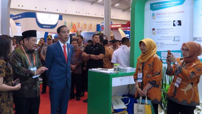 Presiden Jokowi didampingi Bupati Sidoarjo, Saiful Ilah saat meninjau stand milik Pemkab Sidoarjo.(FOTO: Istimewa)