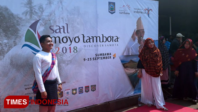 Warga berfoto di depan banner Festival Rimpu Bima - Dompu di Monas (FOTO: Alfi Dimyati/TIMES Indonesia)