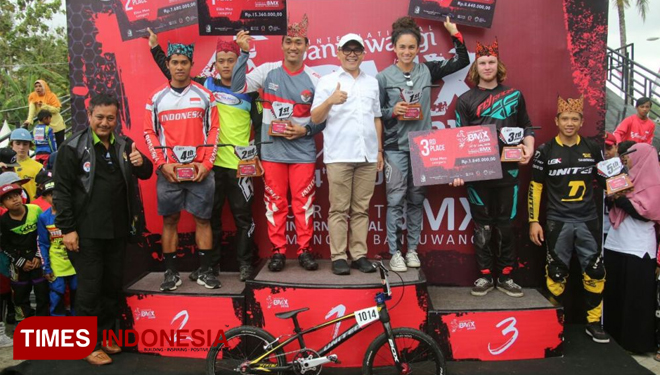 Bupati Anas berfoto bersama para juara (FOTO: Rizki Alfian/TIMESIndonesia)