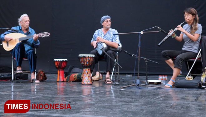 (ki-ka) Anello Capuano, Jamal Muhammad, dan Tomoko Kato, saat gladi bersih jelang tampilan di CitraLand Superfest kemarin malam, Sabtu (14/7/2018).(FOTO: Lely Yuana/TIMES Indonesia)