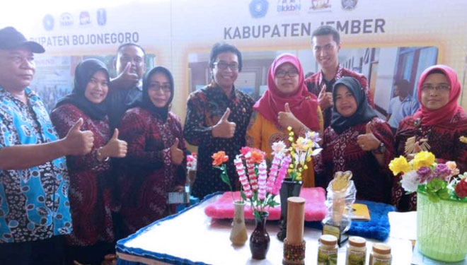 Wakil Bupati Jember KH. Abdul Muqit Arief (tengah) berfoto bersama usai menerima penghargaan untuk Kampung KB Desa Rambigundam, Jumat (13/7/2018) kemarin. (FOTO: Istimewa)