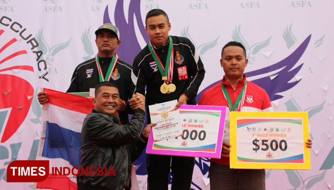 Pembagian hadiah kepada pemenang lomba di acara penutupan Kejuaraan Paragliding Accuracy World Cup 2018, Minggu (15/7/2018). (FOTO: Adhitya Hendra/TIMES Indonesia)