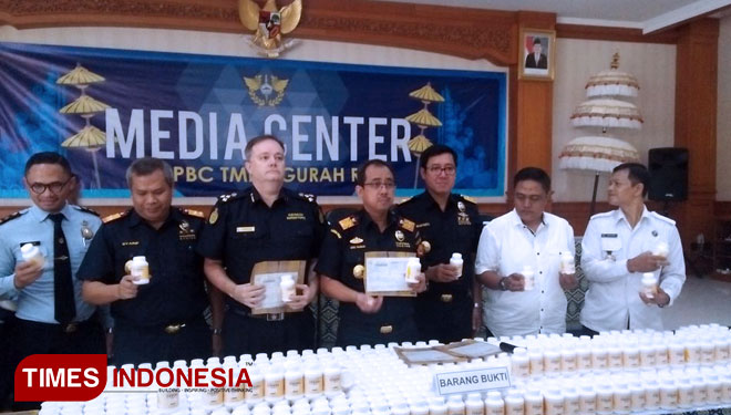 Bea Cukai Ngurah Rai Bali, dan Australia Border Force (ABF), berhasil menggagalkan 600.000 butir pil yang mengandung Pseudoephedrine. Senin (16/7/2015).(FOTO: Khadafi/TIMES Indonesia)