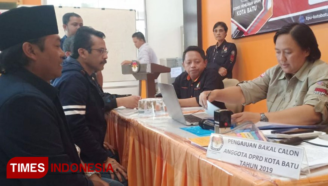 Perwakilan DPD Nasdem Kota Batu menyerahkan bekas pendaftaran bacaleg DPRD, Senin (16/7/2019/8) di kantor KPU Kota Batu. (FOTO: Ferry/TIMES Indonesia)
