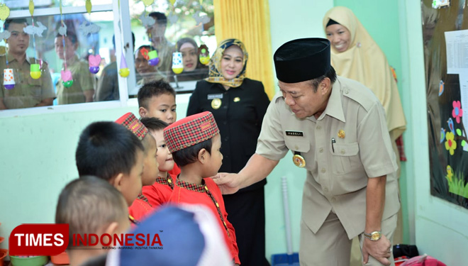 Bupati Lamongan bersama Forkopimda melihat beberapa sekolah di hari pertama masuk sekolah, Senin, (16/7/2018). (FOTO: Ardiyanto/TIMES Indonesia)