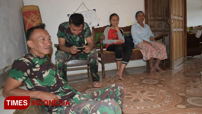 Keakraban anggota Satgas bersama salah satu keluarga di lokasi TMMD (FOTO: AJP/TIMES Indonesia)