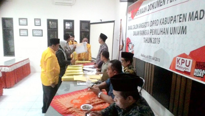 Komisioner KPU saat menerima berkas pendaftaran caleg Partai Golkar Kabupaten Madiun. (FOTO: Pamula/TIMES Indonesia)