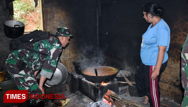 Ibu Suliyah warga Rt. 05 Rw. 03 pembuat Gula Aren Desa Pasegeran. (FOTO: AJP TIMES Indonesia)