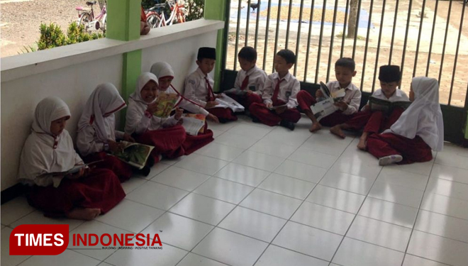 Anak-anak MI Ma’arif NU Karangsari sementara belajar di masjid depan sekolahnya (FOTO: Sinnangga Angga/TIMES Indonesia)