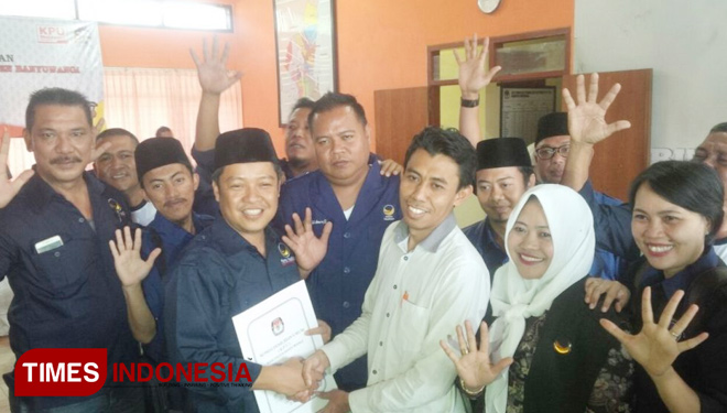 Ketua DPD Partai Nasdem Banyuwangi, Ir H Supriyadi saat menyerahkan berkas pendaftaran Bacaleg kepada Ketua KPUD setempat, Syamsul Arifin. (FOTO: Syamsul Arifin/ TIMES Indonesia)