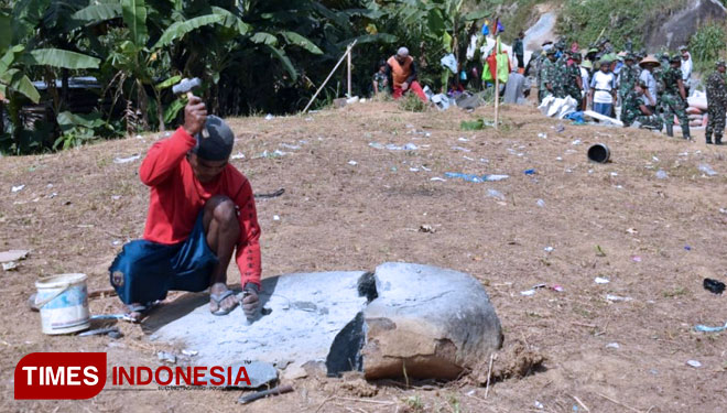 Bapak Sutarso (40) ahli dalam memecah batu (FOTO: ajp.TIMES Indonesia)