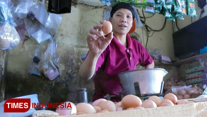 Penjual telur di Kabupaten Gresik. (FOTO: Akmal/TIMES Indonesia)