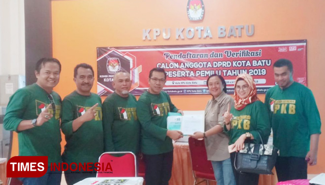 Perwakilan PKB Kota Batu menerima bukti tanda terima pendaftaran bacaleg, Senin (16/7/2018) di kantor KPU Kota Batu. (FOTO: Ferry/TIMES Indonesia)