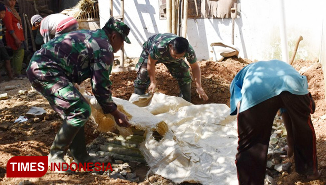 Satgas TMMD Banjarnegara bersama warga membuat sanitasi lingkungan berupa jambanisasi. (FOTO: AJP/TIMES Indonesia)