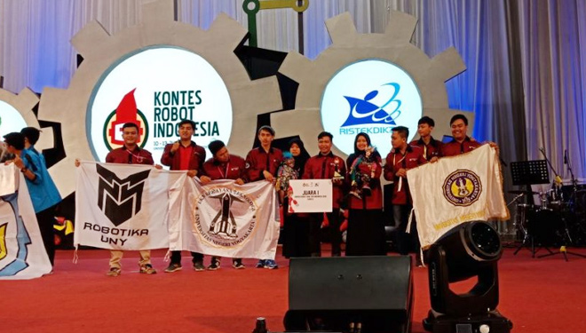 Tim Rosemery dari UMY Yogya saat menjadi juara dalam Kontes Robot Indonesia 2018. (FOTO: Riyadi/TIMES Indonesia)