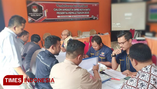 Suasana pendaftaran bacaleg di kantor KPU Kota Batu, Selasa (16/7/2018). (FOTO: Ferry/TIMES Indonesia)