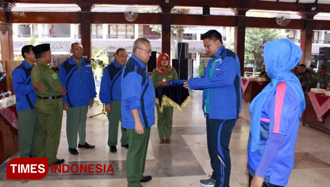 Bupati Bantul Drs H Suharsono didampingi Sekda Bantul Riyantono melepasan atlit dan afficial peserta PORPRIDA DIY 2018 di Pendopo Parasamya Bantul, Senin (16/7/2018). (FOTO: A Riyadi/TIMES Indonesia)