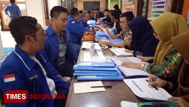 DPC Demokrat Kota Malang mendaftarkan bacaleg ke KPU Kota Malang. (FOTO: Imadudin M/Times Indonesia)