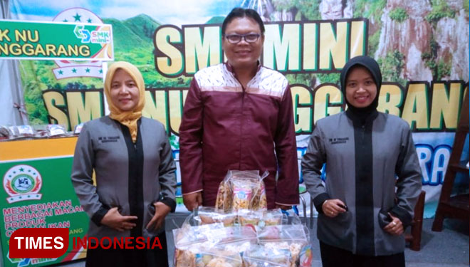 Daris Wibisono, kepala SMK NU Tenggarang bersama siswanya saat menawarkan produk unggulannya (FOTO: Moh Bahri/TIMES Indonesia)