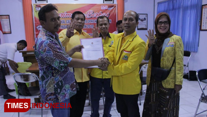 Ketua DPD Partai Golkar Dyn Darojat menyerahkan berkas pencalegan kepada Ketua KPU Kota Madiun Sasongko. (FOTO: Pamula/TIMES Indonesia)