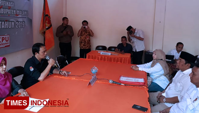 Ketua DPC Partai Gerindra, Ahmad Subhan (kanan) bersama Penasehat Partai Gerindra, Unggul Nugroho usai mendaftarkan bacaleg di KPU Kabupaten Malang. (FOTO: Widodo Irianto/TIMES Indonesia)