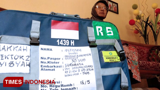 Astipah, saat usai mempersiapkan barang bawaannya. (FOTO: Happy L/TIMES Indonesia)