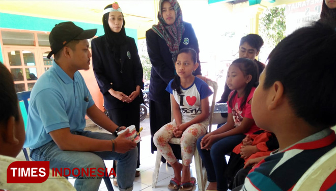 Para mahasiswa KKN UM mengajari warga desa hidupbersih lewat pelatihan. (FOTO: KKN UM for TIMES Indonesia)