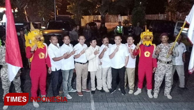 Rombongan pengurus dan bacaleg Partai Gerindra datang ke kantor KPU Kota Batu, Selasa (17/7/2018) malam. (FOTO: Ferry/TIMES Indonesia)