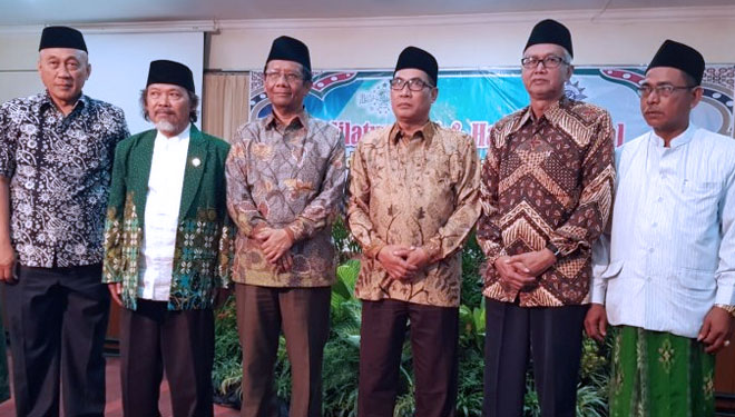 Mahfud MD bersama pengurus NU dan Muhammadiyah di Kendal, Jawa Tengah (FOTO: Istimewa/Tribunnews.com)