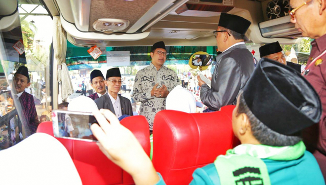 Menag lepas kloter 1 jemaah haji embarkasi Surabaya, di Asrama Haji Sukolilo, Selasa (17/7). (Foto: Kemenag for TIMES Indonesia)