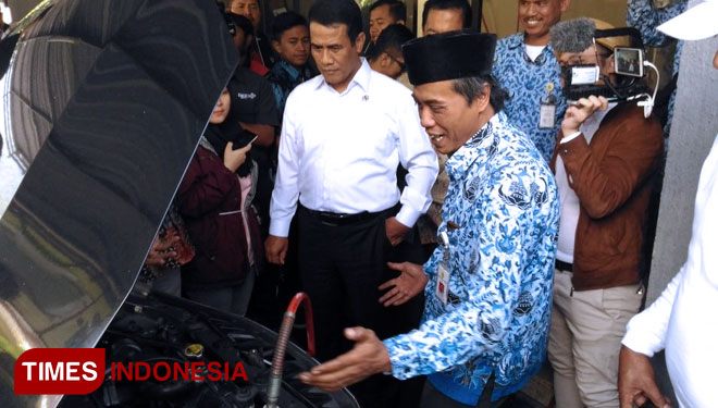 Menteri saat meninjau mobil berbahan bakar Bio Gas kotoran ternak di BBPP Batu, salah satu inovasi di lembaga ini. (FOTO; M Dhani Rahman/TIMES Indonesia)