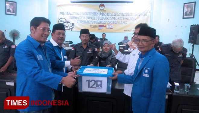 DPD PAN saat mendaftar dan menyerahkan berkas Bacalegnya ke KPU Sidoarjo (FOTO: Rudy/TIMES Indonesia)